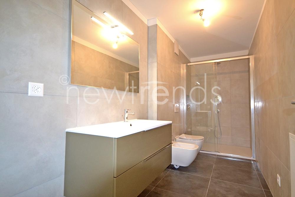 affittasi appartamento moderno con grande terrazza zona tranquilla e servita a savosa: foto bagno con doccia