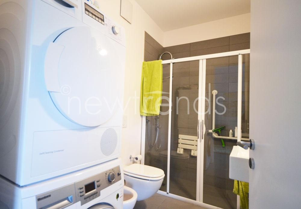 affittasi elegante appartamento arredato a lugano: foto bagno con colonna lavasciuga