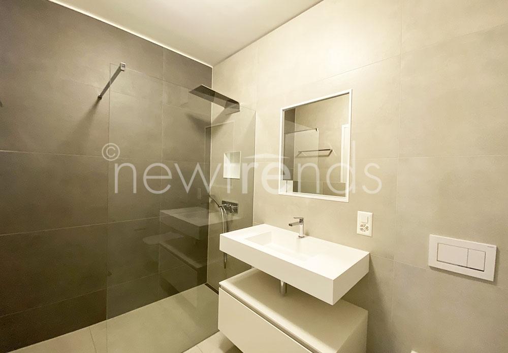affittasi moderno appartamento con giardino a molino_nuovo: foto bagno con doccia