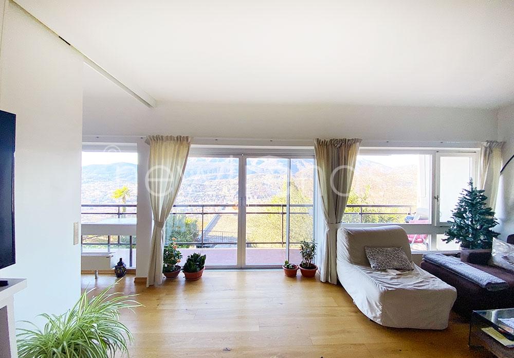 affittasi panoramico appartamento con ampio giardino condominiale vista lago a viganello : foto accesso al balcone