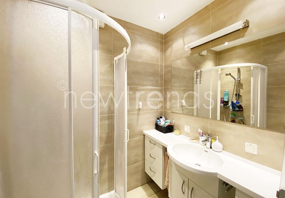 affittasi panoramico appartamento con ampio giardino condominiale vista lago a viganello : foto bagno con doccia