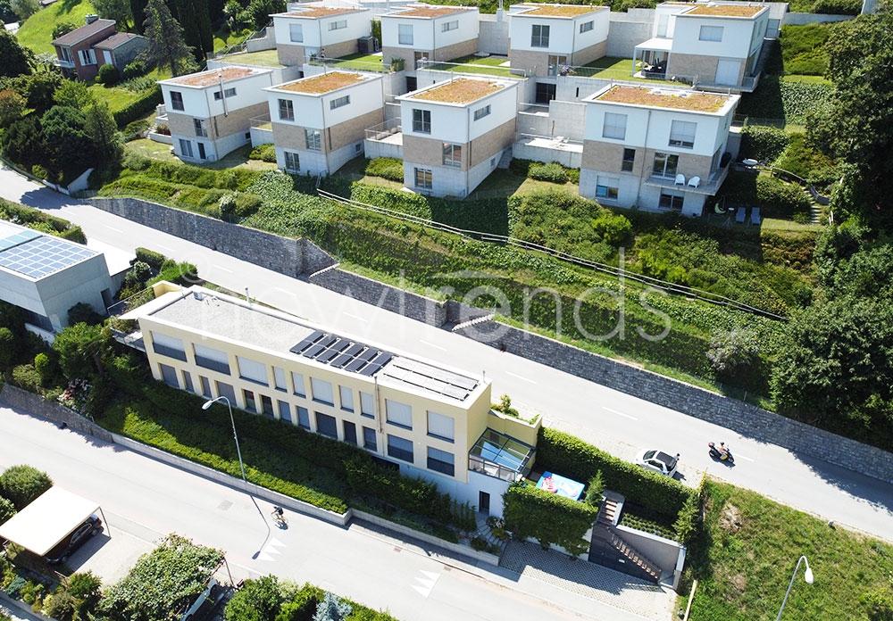 vendesi luminoso appartamento con veranda attrezzata ed area verde a agra: foto vista aerea immobile