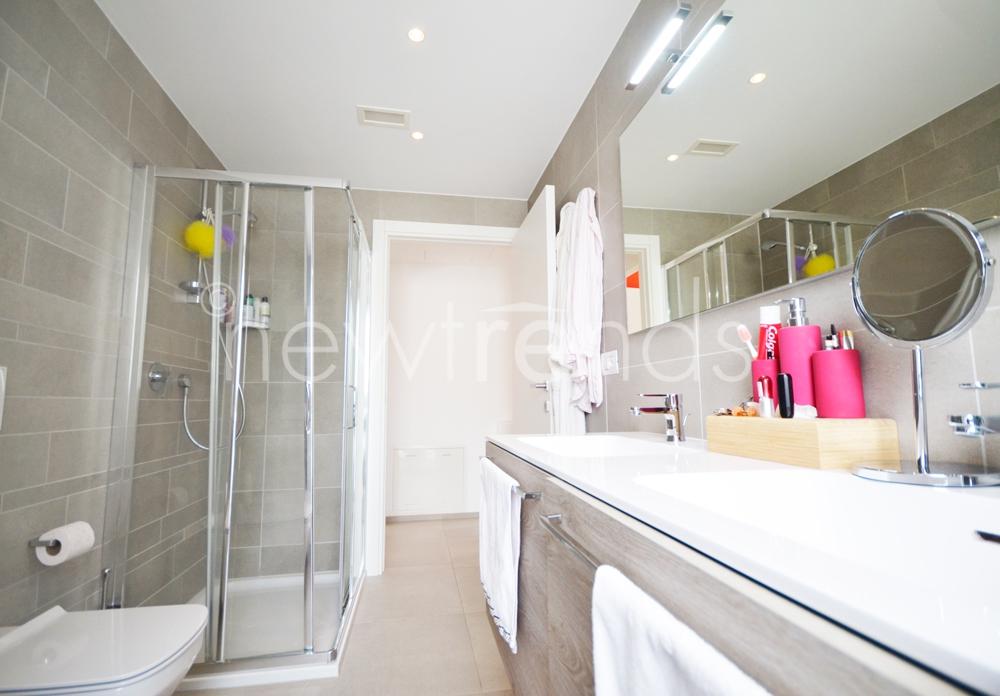 vendesi appartamento di recente costruzione con ogni comfort a lugaggia: foto bagno con doccia