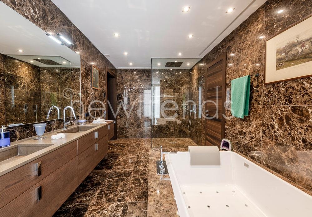 vendesi prestigioso appartamento vista lago a lugano: foto bagno con doccia e vasca idromassaggio