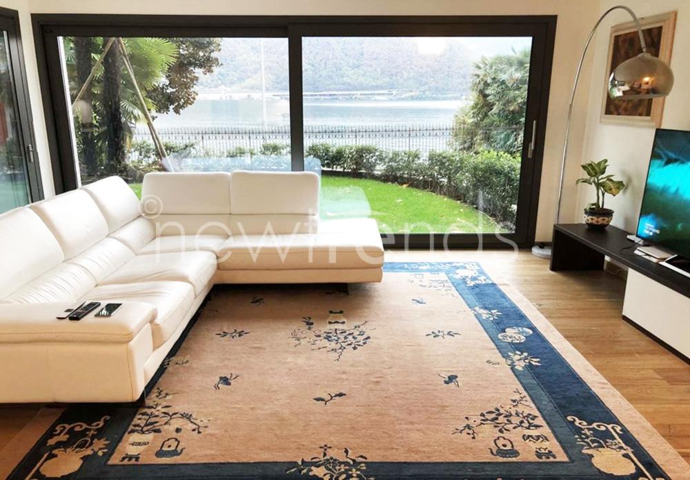 moderno appartamento con giardino vista lago a melide: foto ampio soggiorno