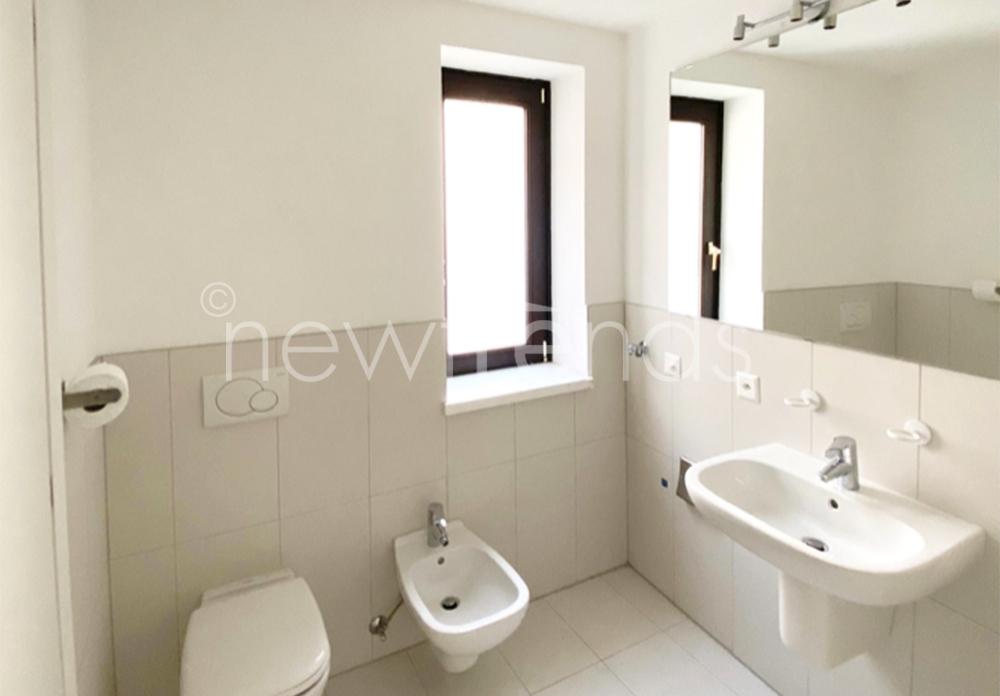 vendesi appartamento di nucleo completamente ristrutturato a morbio-inferiore: foto bagno con attacco lavatrice