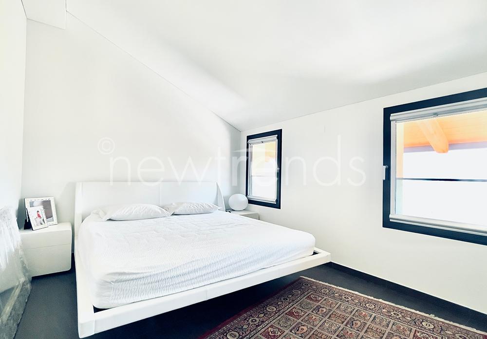 vendesi luminoso attico in stabile di sole 4 unitÀ a gentilino: foto camera da letto