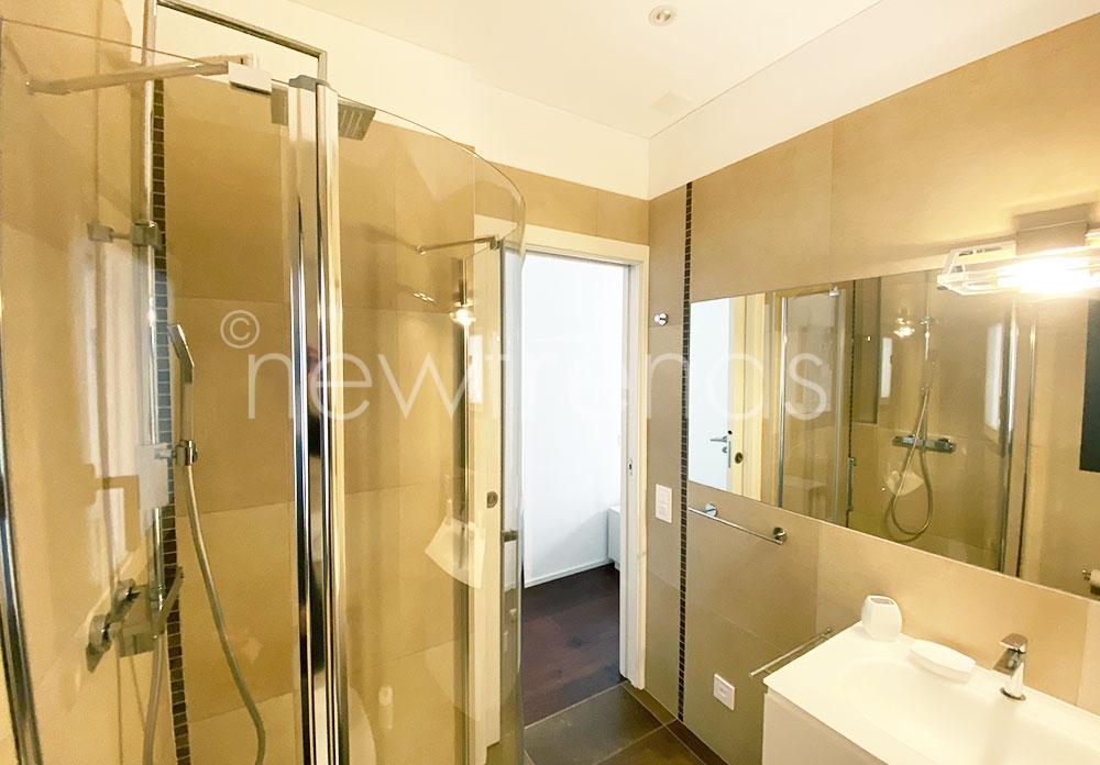 vendesi moderno ed elegante appartamento in posizione strategica ad 1 km dal centro a lugano: foto bagno con doccia