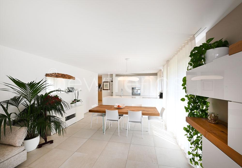 vendesi moderno appartamento con piscina e zona wellness a figino: foto cucina e zona pranzo