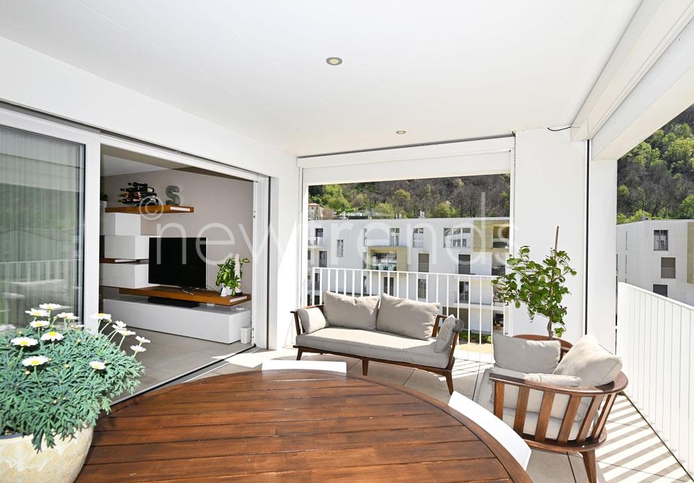 vendesi moderno appartamento con piscina e zona wellness a figino: foto ampia terrazza coperta