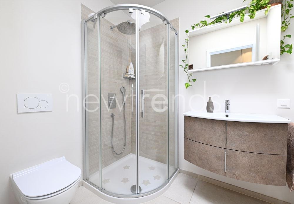 vendesi moderno appartamento con piscina e zona wellness a figino: foto bagno con doccia