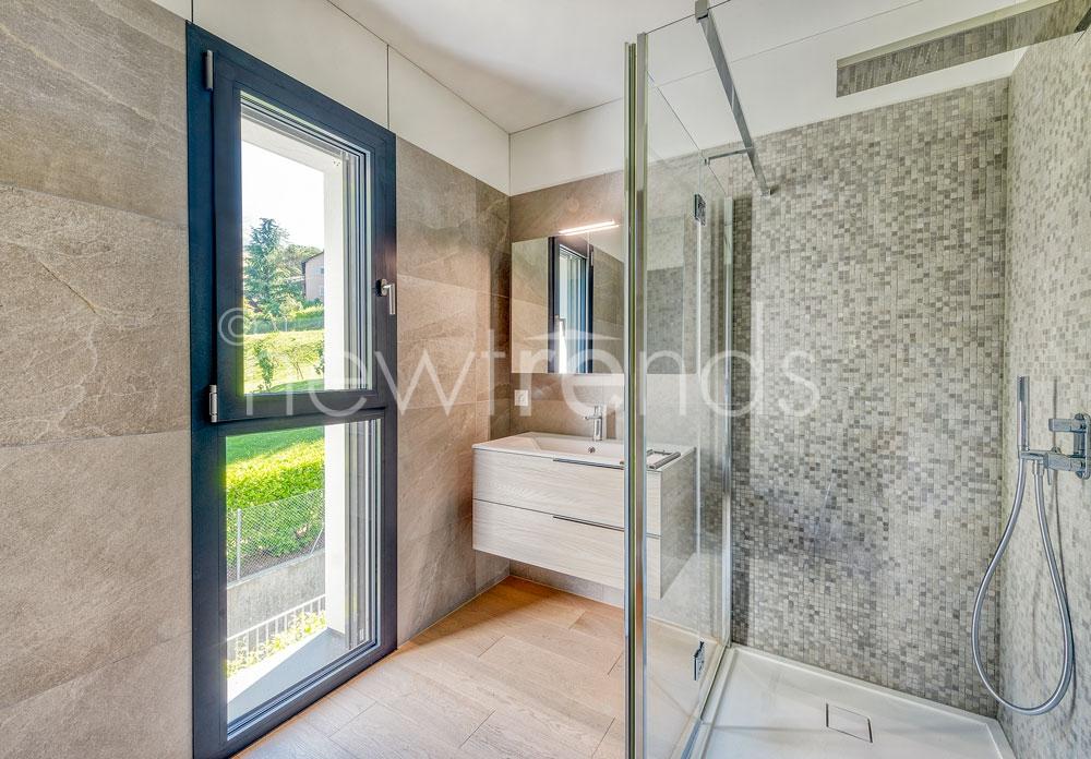 vendesi nuovo e moderno appartamento a montagnola: foto bagno con doccia