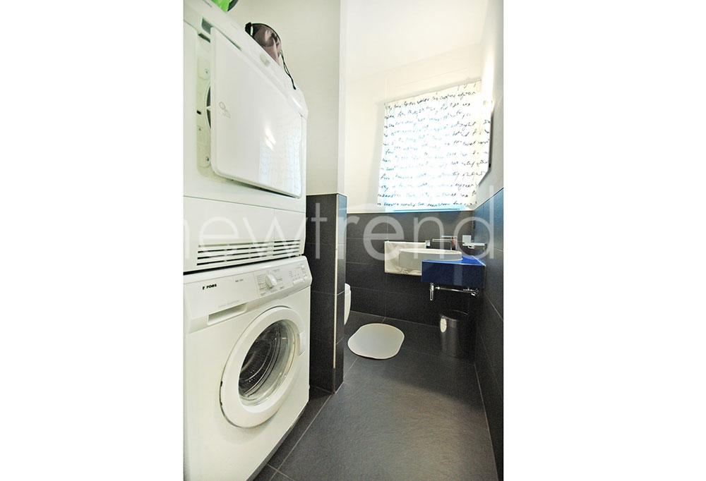 appartamento in centro a reddito a lugano: foto bagno di servizio con colonna lavasciuga