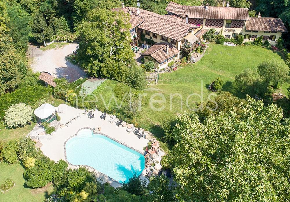vendesi fantastica tenuta nel verde con ampia piscina a rancio valcuvia (va): foto vista aerea immobile