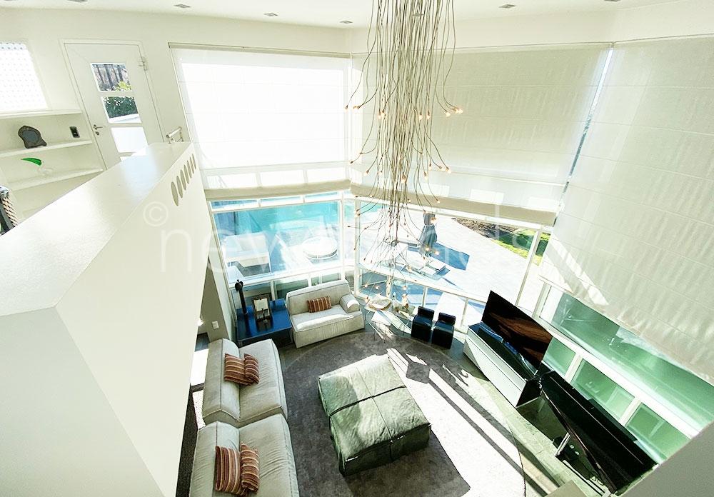 vendesi villa di design con piscina a cureglia: foto vista dall`alto su soggiorno