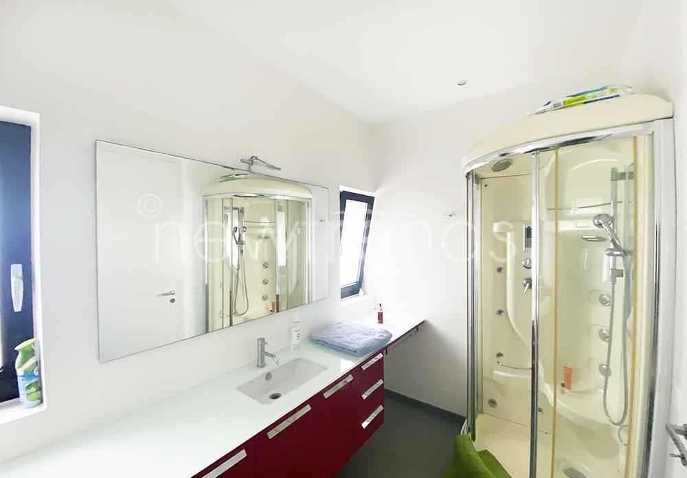 affittasi esclusivo attico a due passi dal centro con ampia terrazza e sauna privata a lugano: foto bagno con doccia