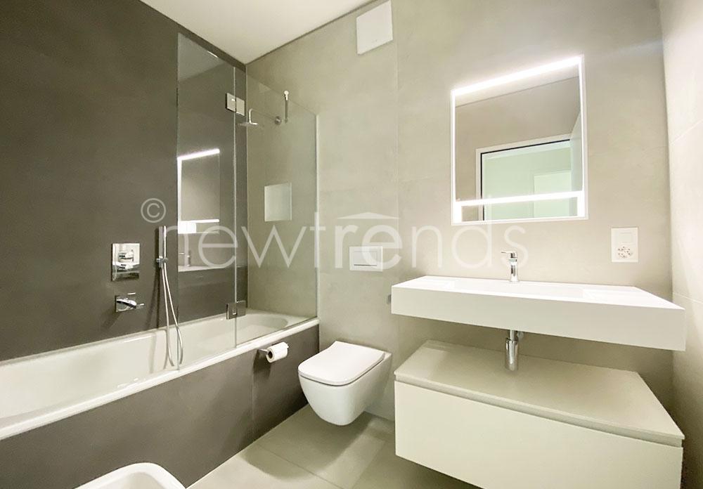 affittasi moderno appartamento con giardino a molino_nuovo: foto bagno con vasca