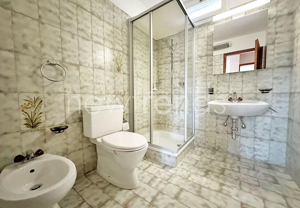 affittasi luminoso appartamento con giardino condivisibile a comano: foto bagno con doccia