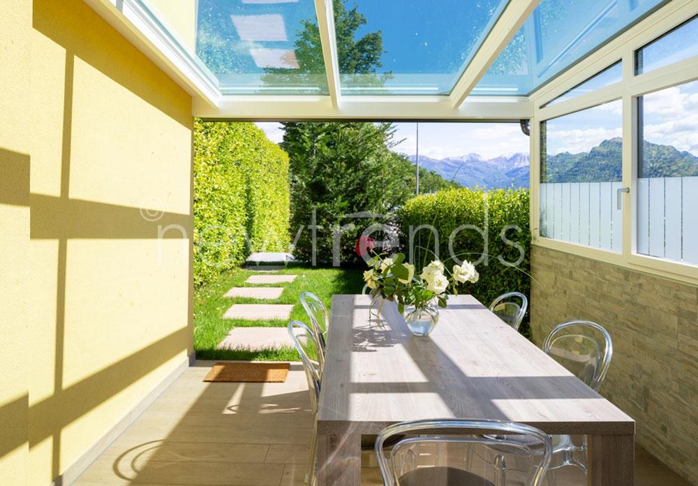 vendesi luminoso appartamento con veranda attrezzata ed area verde a agra: foto veranda
