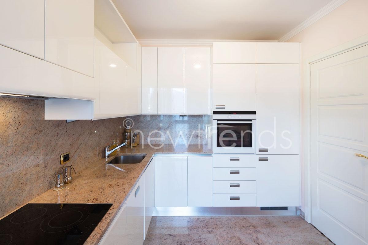 moderno appartamento duplex sopra via nassa a lugano: foto cucina