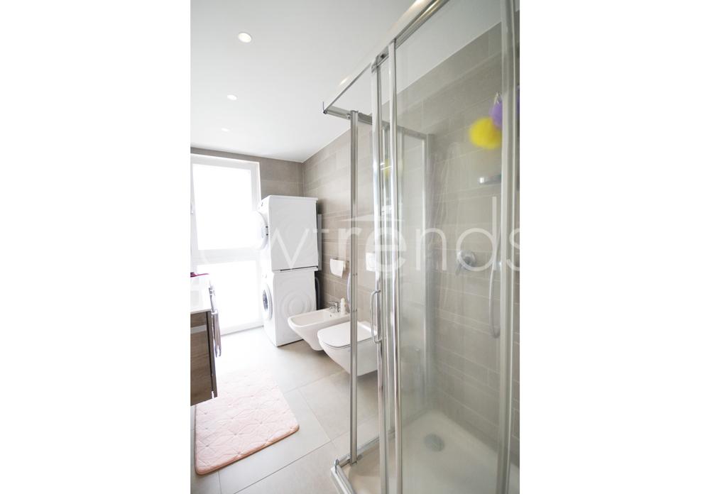 vendesi appartamento di recente costruzione con ogni comfort a lugaggia: foto bagno con colonna lavasciuga