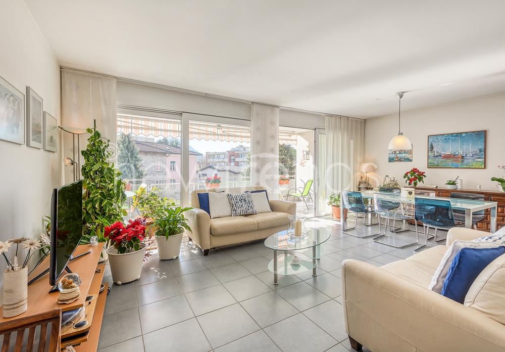 vendesi comodo appartamento con ampia terrazza a pregassona: foto luminoso soggiorno