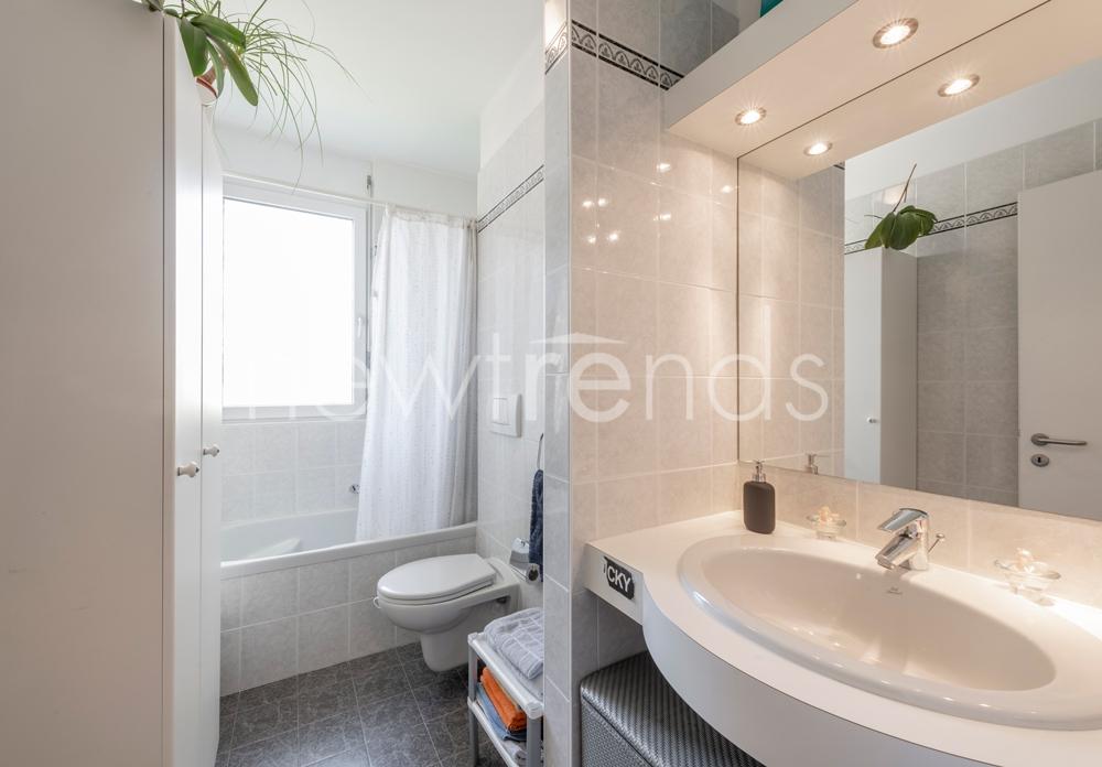vendesi comodo appartamento con ampia terrazza a pregassona: foto bagno con vasca