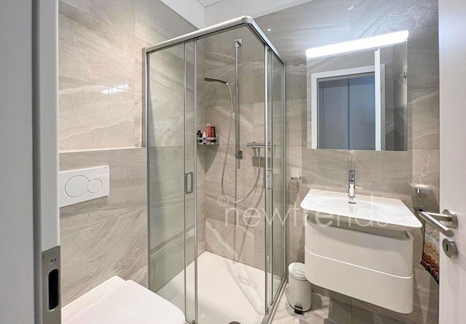 vendesi comodo appartamento vicino a tutti i principali servizi a lugano: foto bagno con doccia