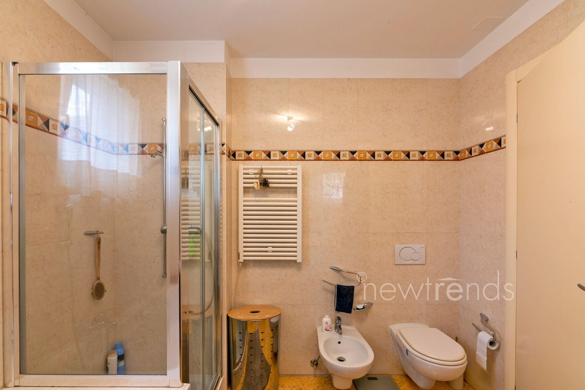 vendesi ampio e luminoso appartamento vicino a tutti i principali servizi a viganello: foto bagno con doccia