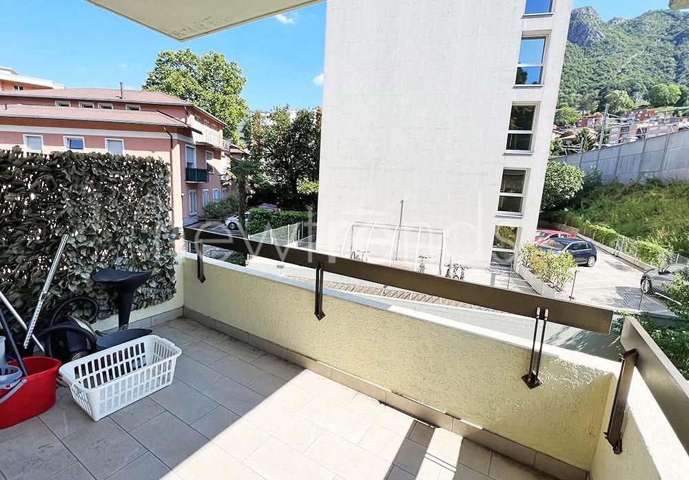 appartamento completamente rinnovato a reddito (affittato) a paradiso: foto balcone
