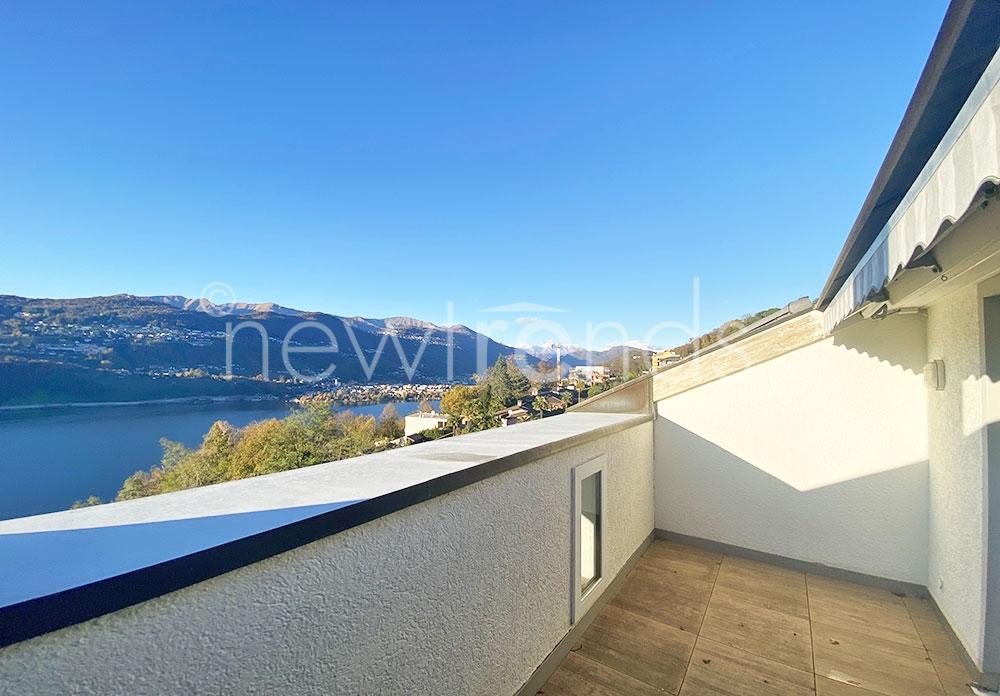 vendesi ampio e luminoso duplex incantevole vista lago, doppia terrazza a montagnola: foto balcone vista lago