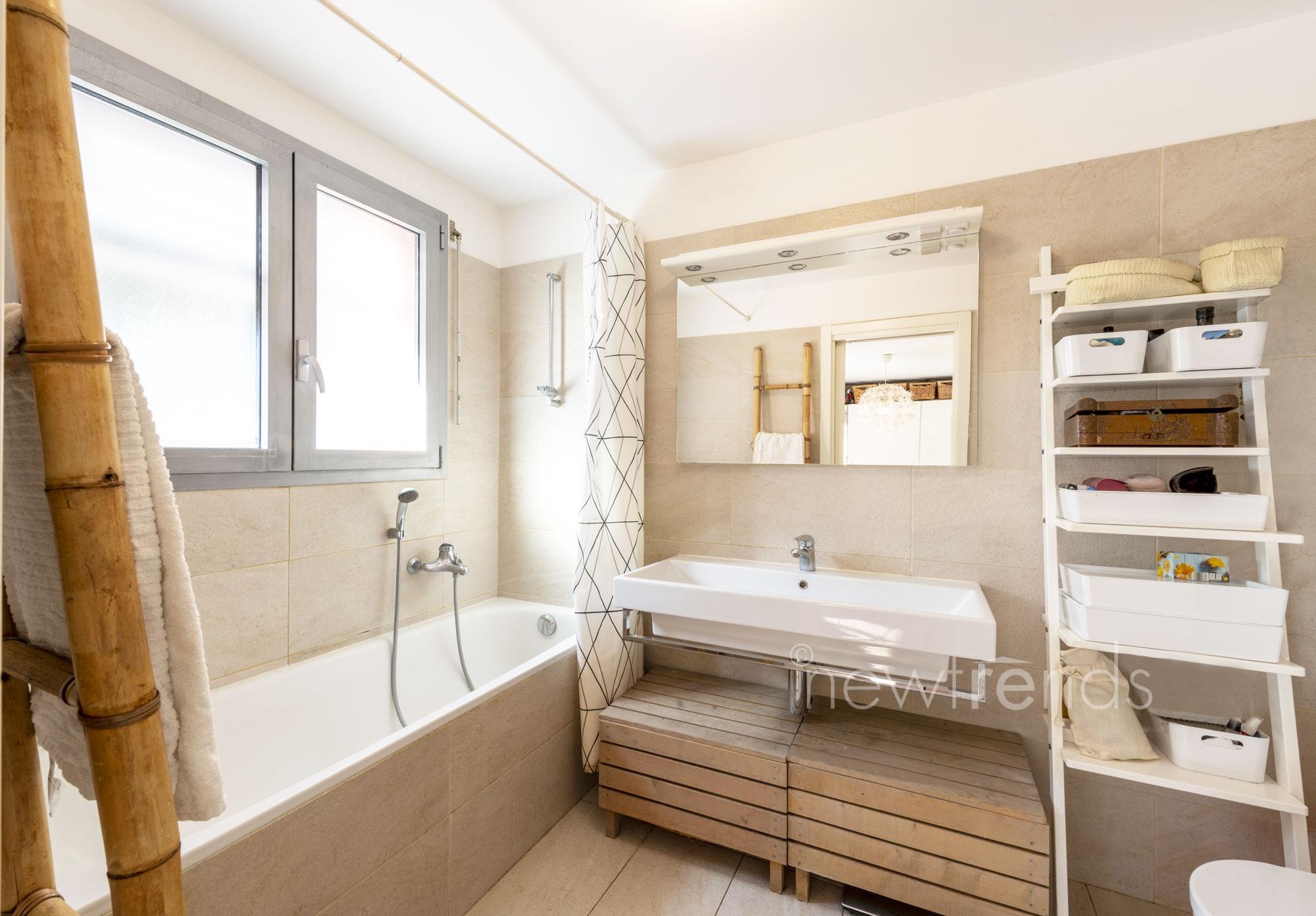 vendesi appartamento moderno con ampia terrazza coperta e giardino a gravesano: foto bagno con vasca