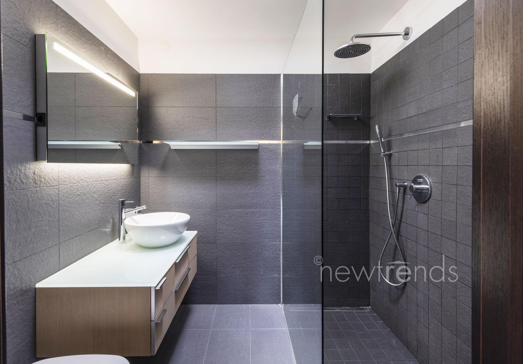 vendesi appartamento moderno ottimo prezzo con ampia terrazza coperta a gravesano: foto bagno con doccia