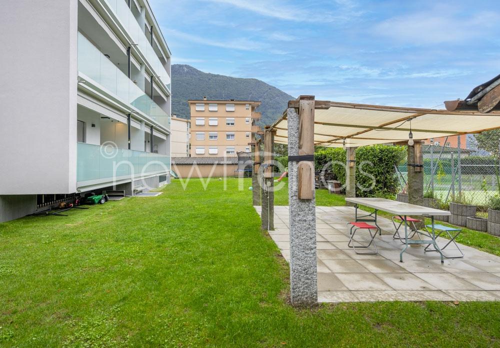 vendesi appartamento moderno in posizione strategica e tranquilla a canobbio: foto giardino condominiale con zona barbecue