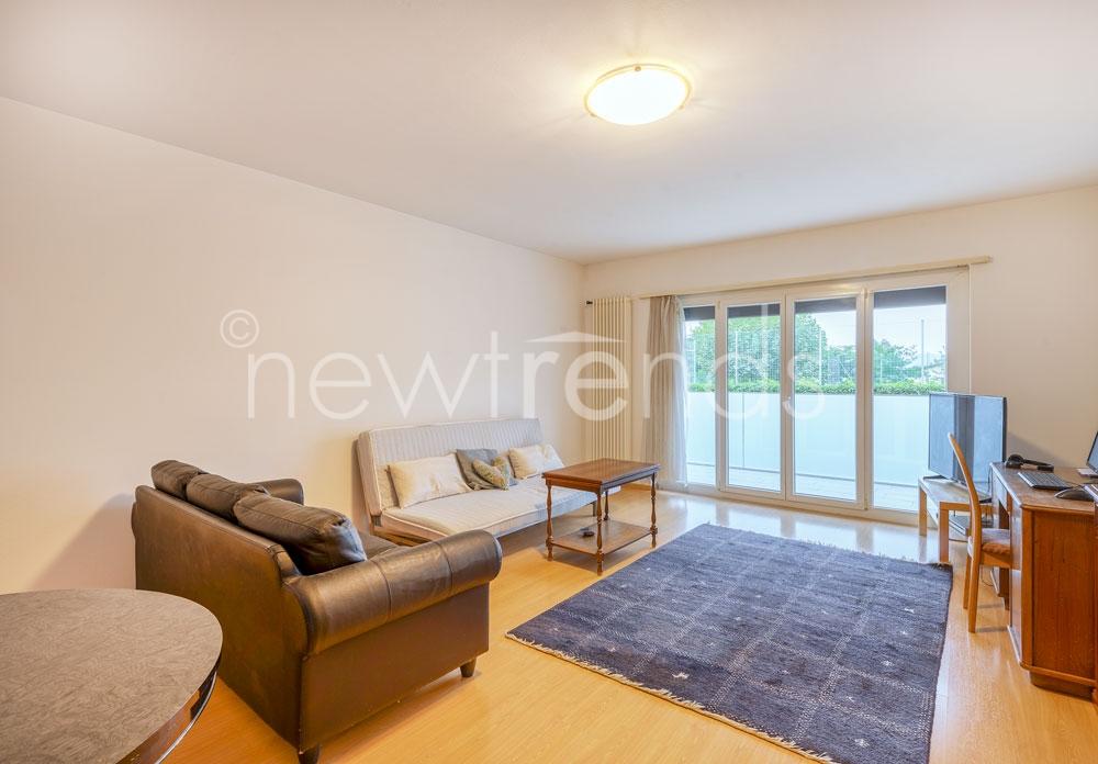 vendesi appartamento moderno in posizione strategica e tranquilla a canobbio: foto soggiorno con accesso al balcone