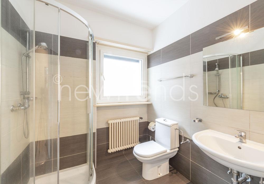 vendesi appartamento moderno in posizione strategica e tranquilla a canobbio: foto bagno con doccia