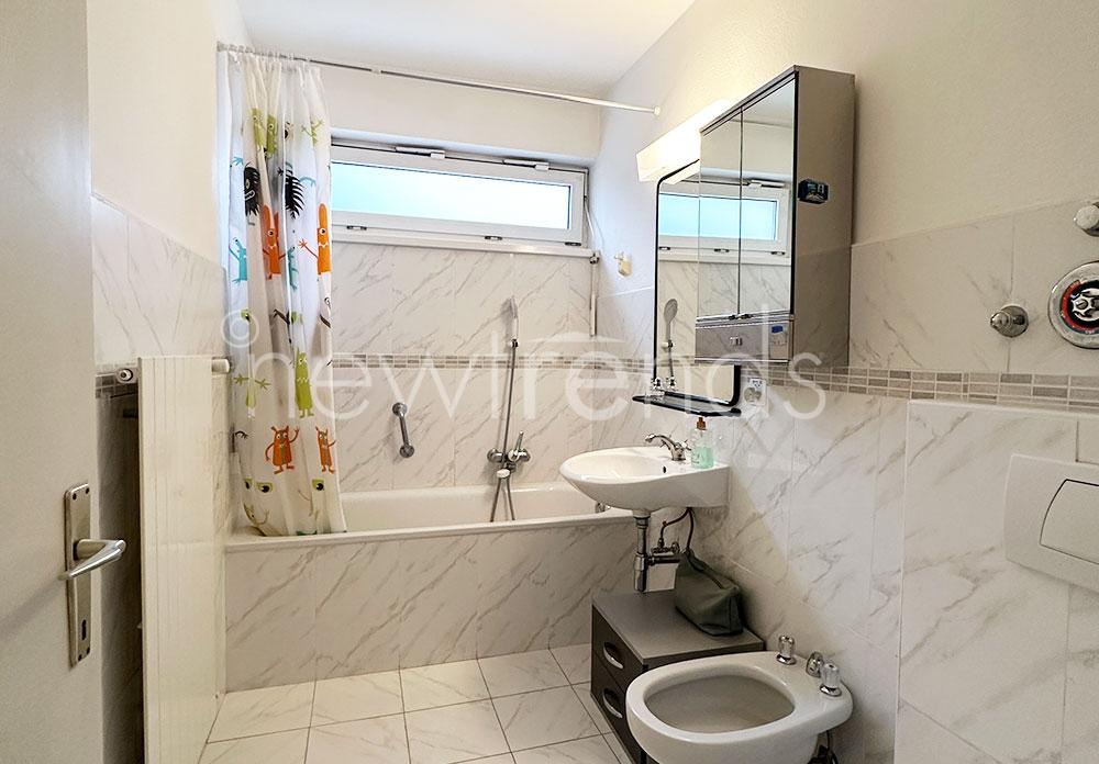 vendesi appartamento 3.5 locali in stabile di poche unitÀ a gentilino: foto bagno con vasca