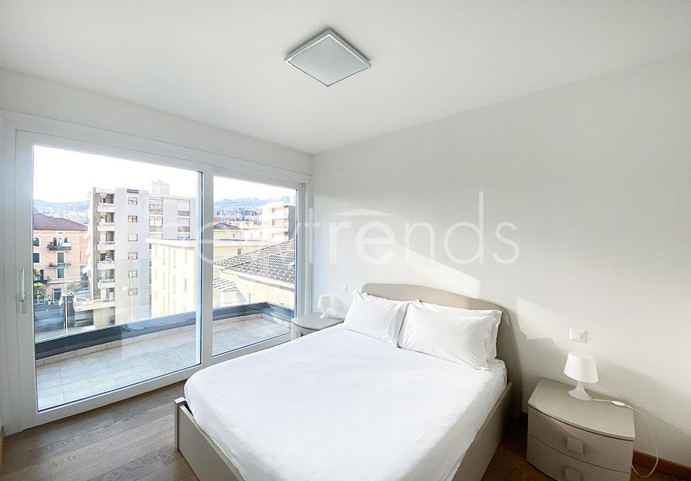 elegante appartamento arredato zona tranquilla e strategica a lugano: foto camera da letto