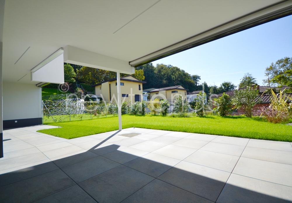 vendesi moderno appartamento con giardino a montagnola: foto terrazza
