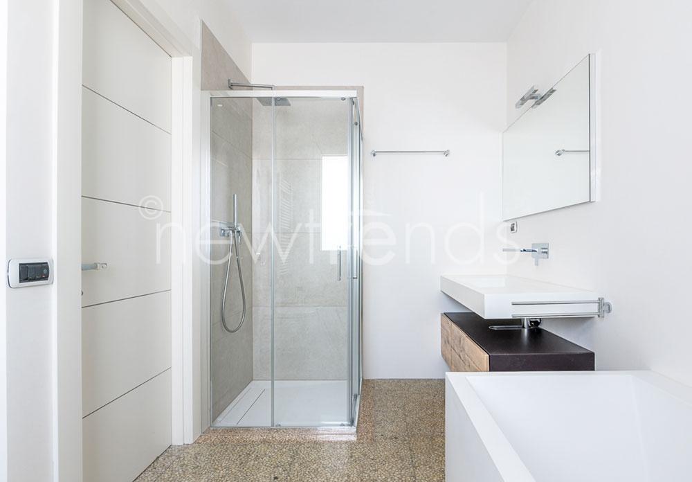 appartamento moderno vista lago a muzzano: foto bagno con doccia e vasca