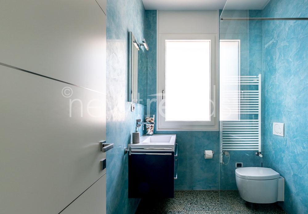 appartamento moderno vista lago a muzzano: foto bagno con doccia
