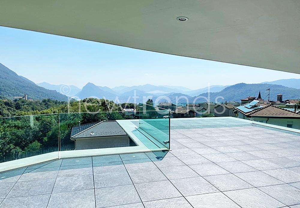 vendesi villa gemella contigua con rooftop e vista aperta a sonvico: foto ampia terrazza con vista panoramica
