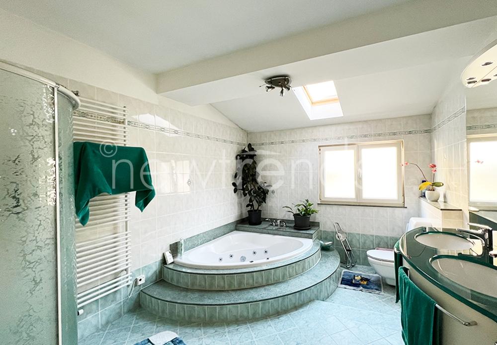 vendesi casa bifamiliare con giardino immersa nel verde a carabbia: foto bagno con vasca idromassaggio