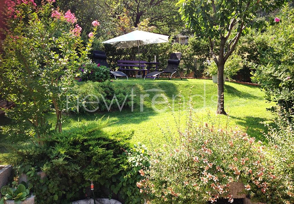 vendesi elegante casa soleggiata ed immersa nella natura, architettura di standing e qualita` a bedano: foto bel giardino piantumato