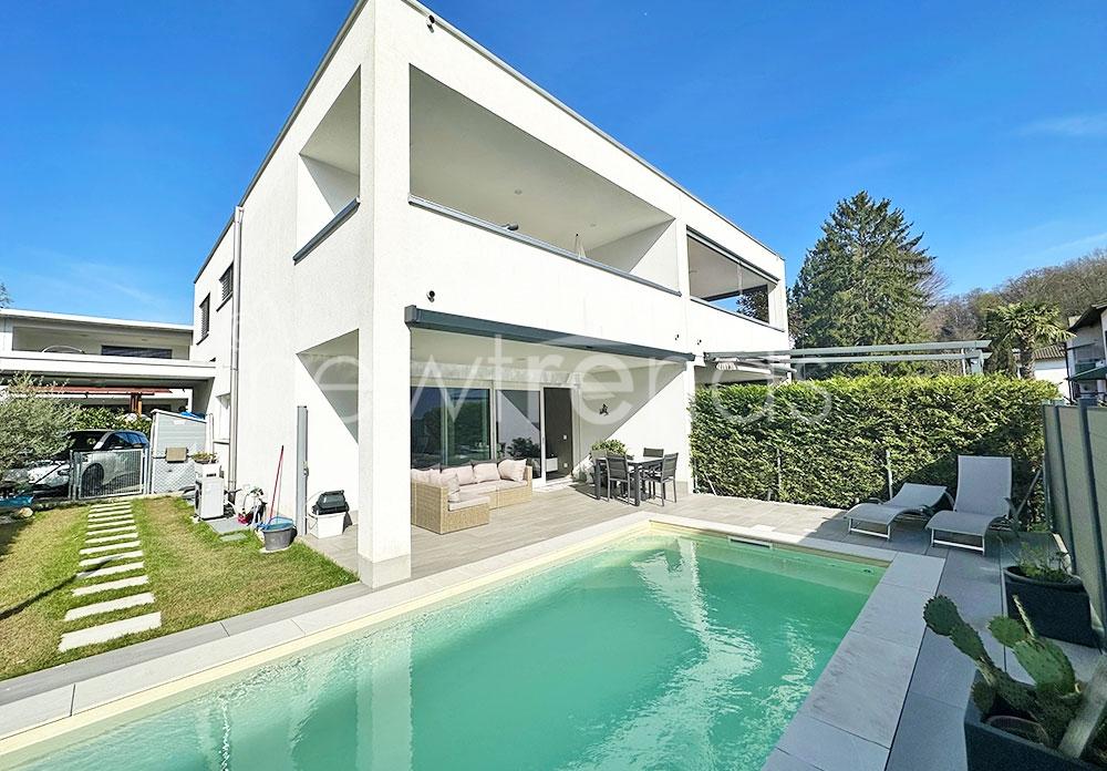vendesi elegante e moderna villa con piscina a caslano: foto esterno immobile con piscina riscaldata