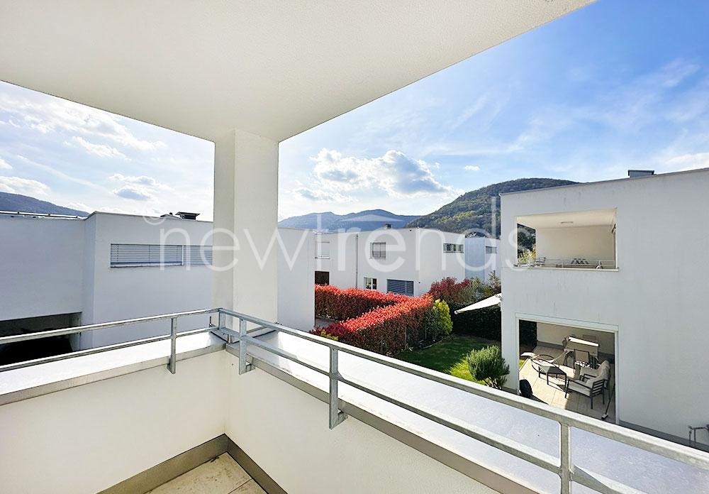 vendesi elegante e moderna villa con piscina a caslano: foto vista da balcone